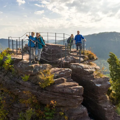 Eine Familie steht auf einem umzäunten Turm auf der Burg Altdahn 