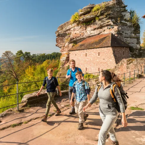 Eine Familie wandert auf der Burg Altdahn