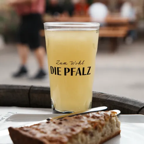 Herbstgenuss: Pfälzer Federweißer und Zwiebelkuchen